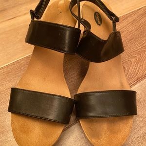 Dr.Scholls black strap sanders with 2 inch heel size 8